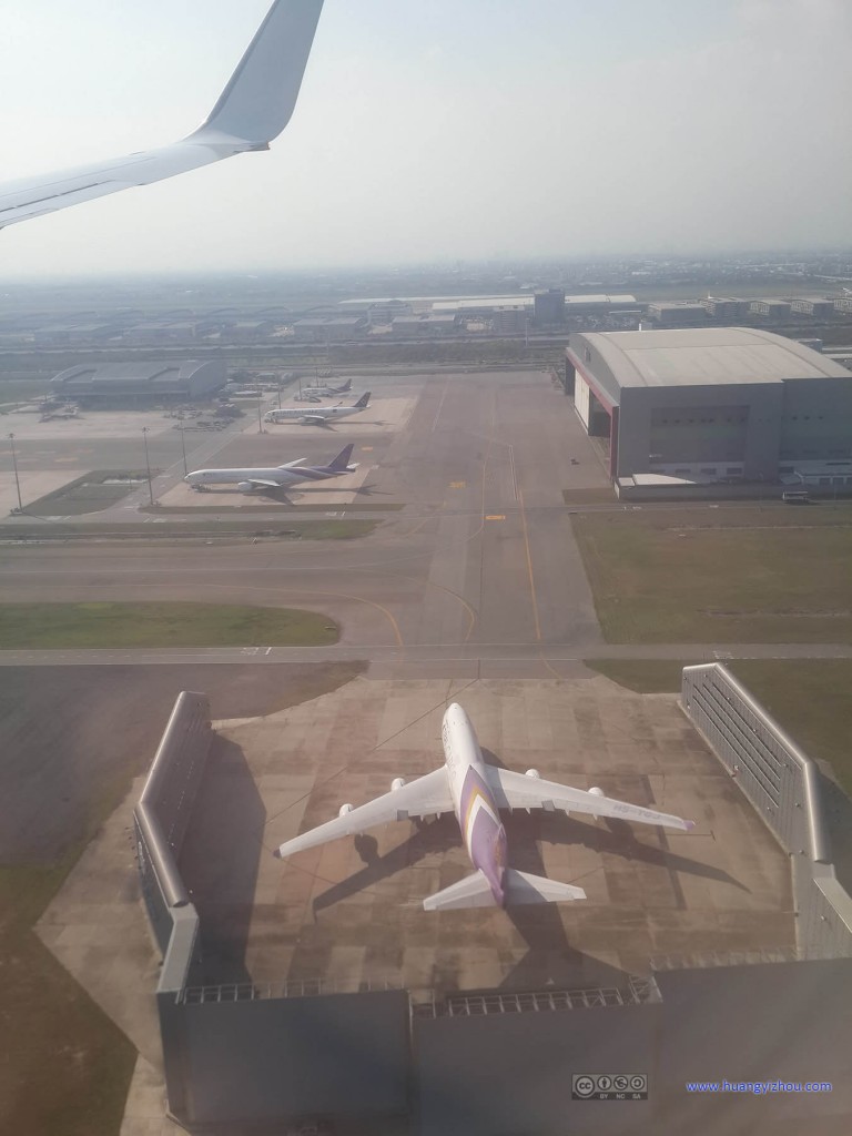 这已经在机场上空了，很好奇泰航给它的747货机搞这么一个围栏干什么，发动机测试？